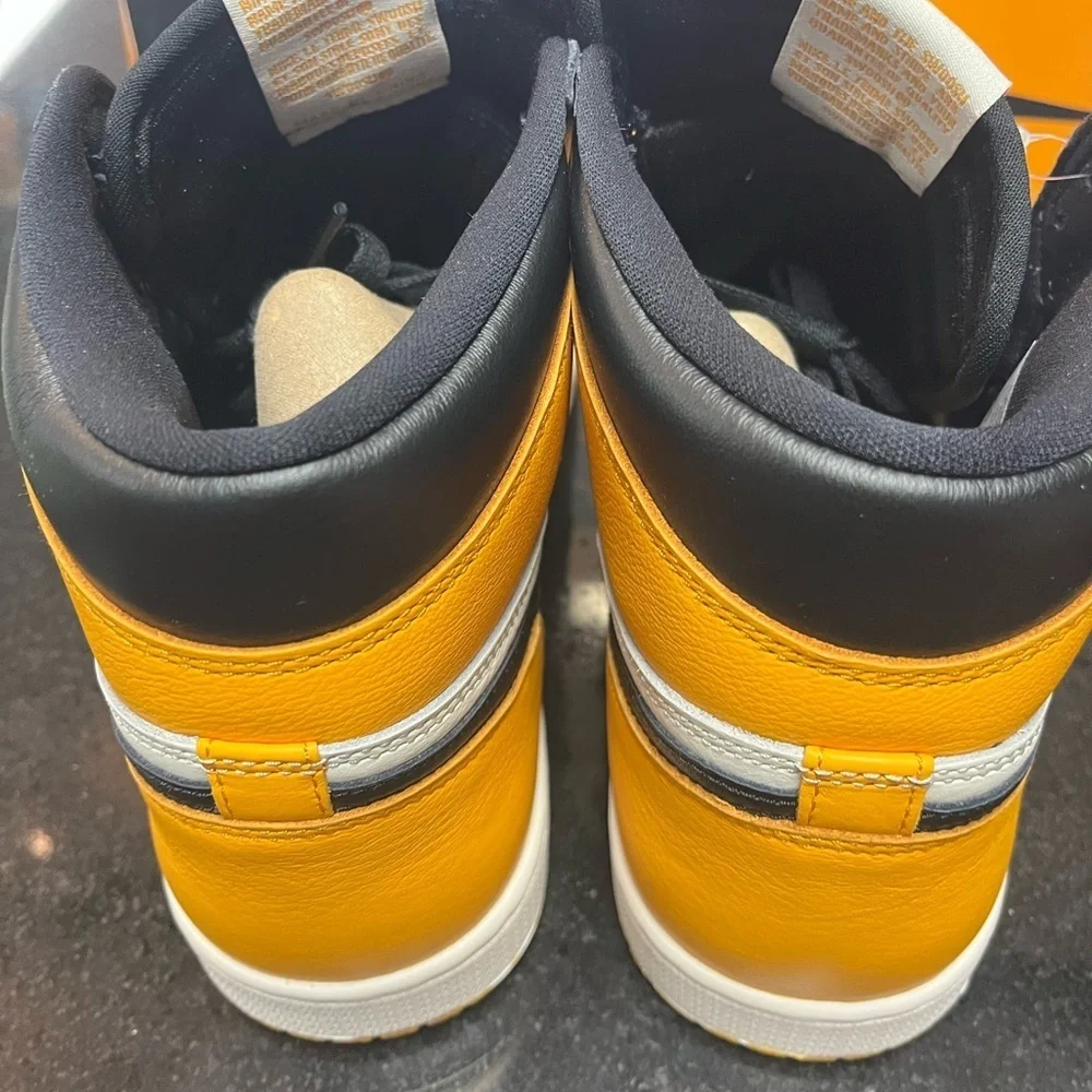 Sz 7 Air Jordan 1 Retro High OG 'Yellow Toe'